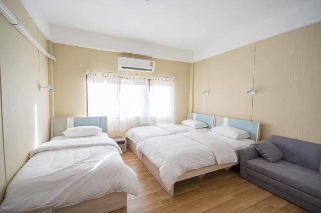 Oyo 743 Sweet Mango Cafe And Hostel Чиангмай Экстерьер фото