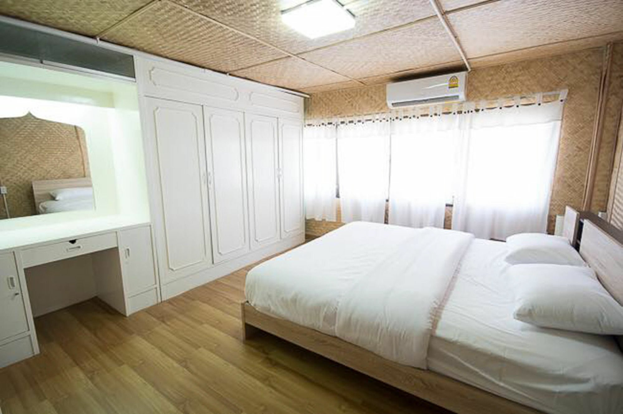 Oyo 743 Sweet Mango Cafe And Hostel Чиангмай Экстерьер фото