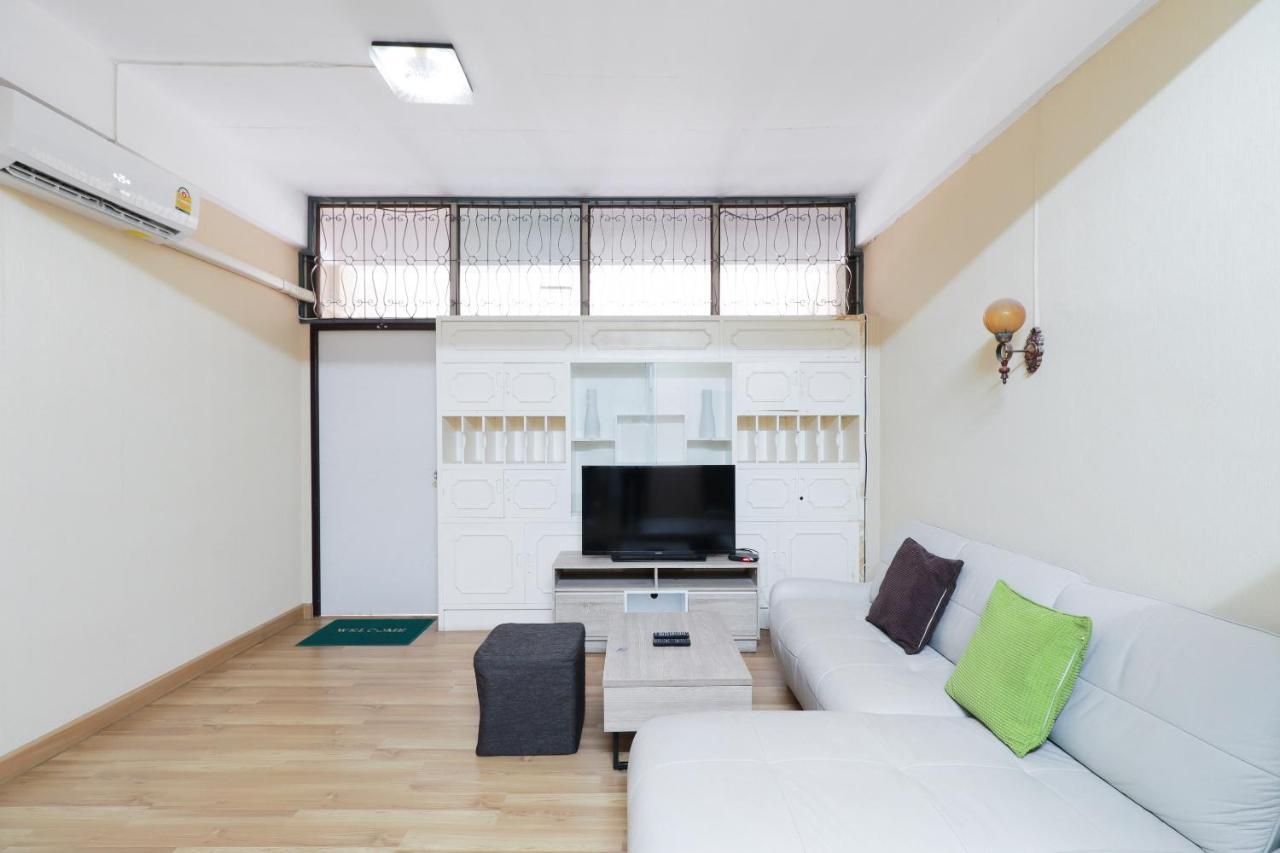 Oyo 743 Sweet Mango Cafe And Hostel Чиангмай Экстерьер фото