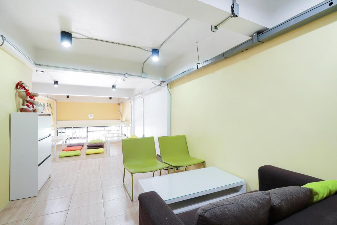Oyo 743 Sweet Mango Cafe And Hostel Чиангмай Экстерьер фото